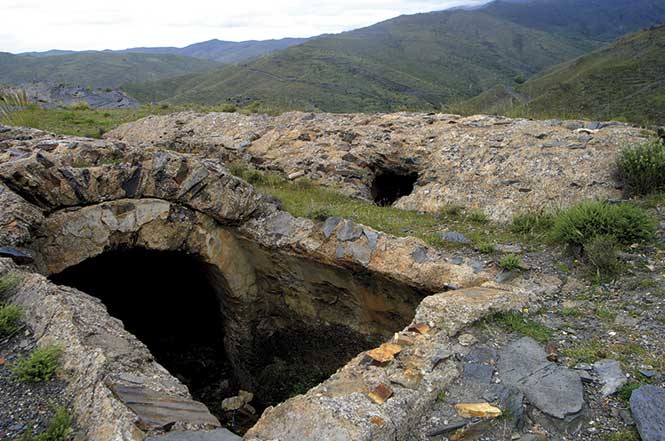 Restos de aljibes en el castillo de Velefique © Fotografía:  Pako Manzano